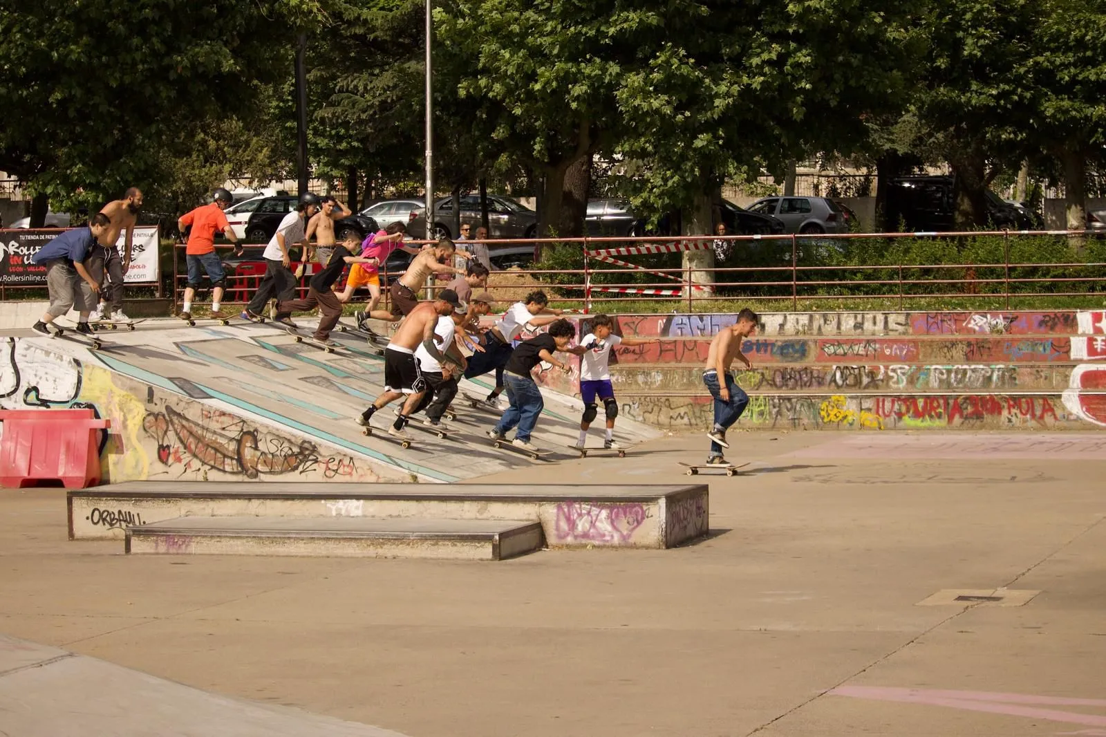 Jóvenes realizando truco de skate